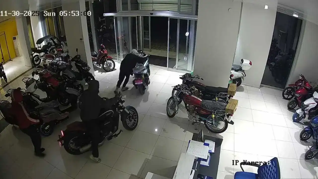 Adana’da 4 Çocuk Motosiklet Galerisini Soydu: O Anlar Kameraya Takıldı! 3